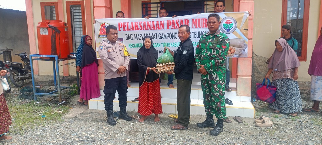 Pembagian sembako murah